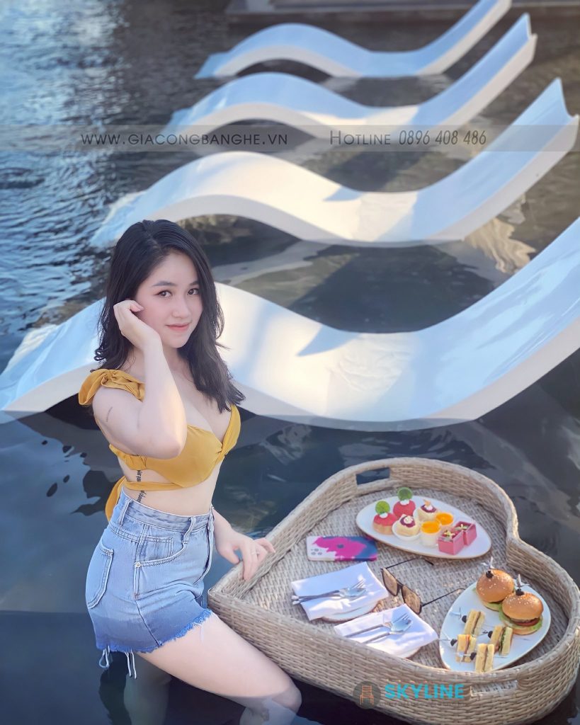 Khay đồ ăn nổi bể bơi