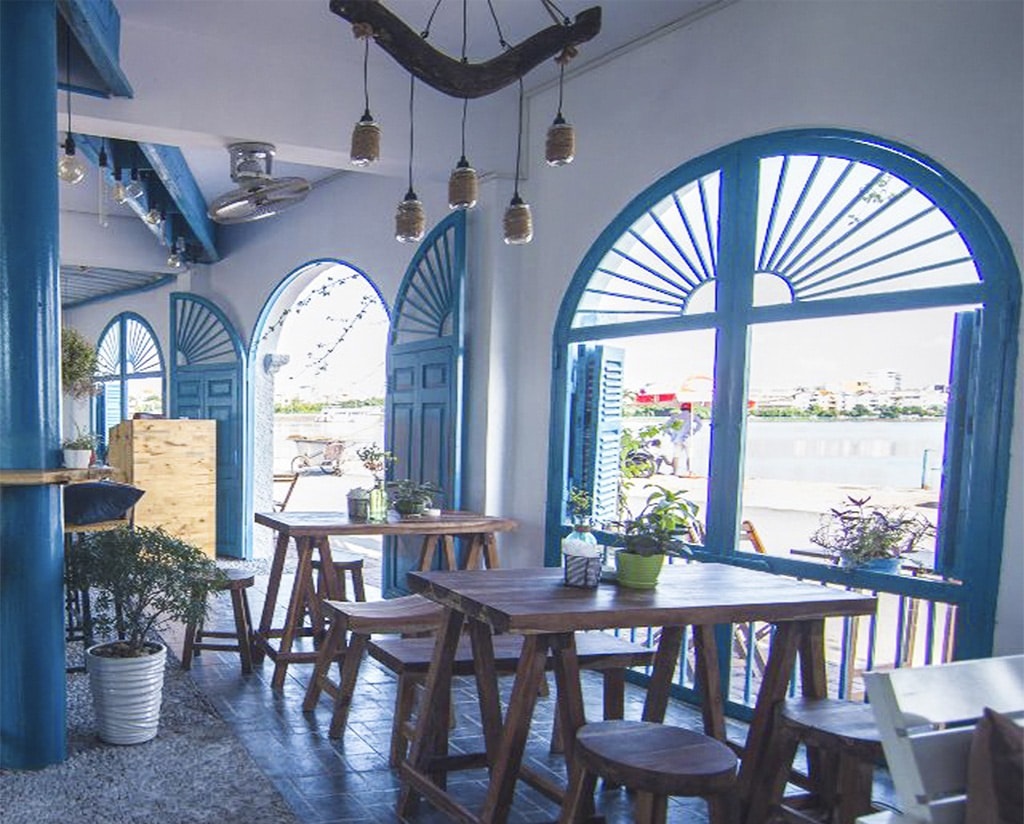 bàn ghế gỗ cho quán trà sữa