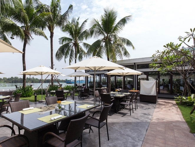 mẫu bàn ghế quán cafe ven sông