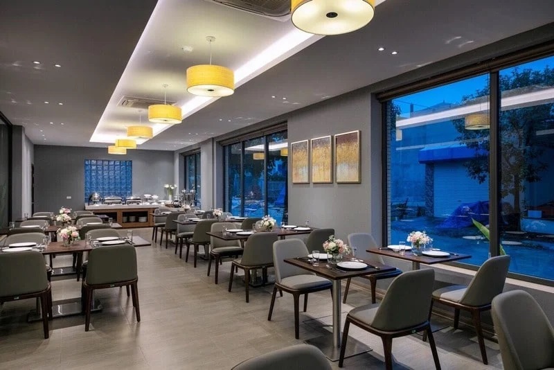 mẫu bàn ghế nhà hàng ngoài trời