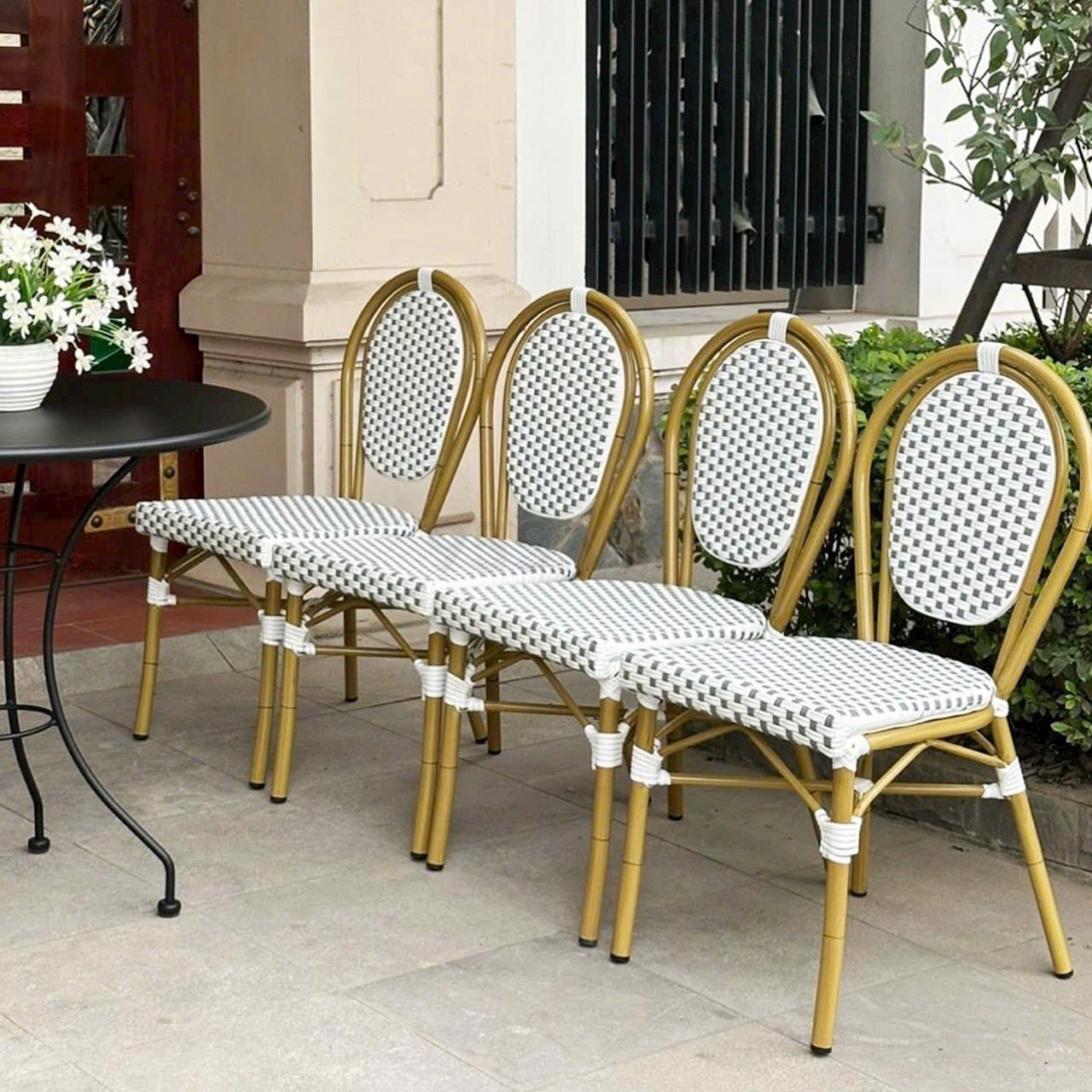 ghế cafe khung sắt đan mây được ưa chuộng