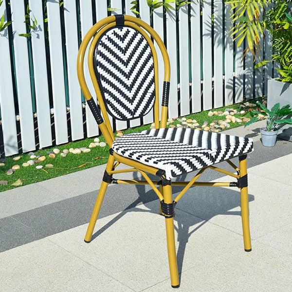 ghế cafe khung sắt đan mây được ưa chuộng